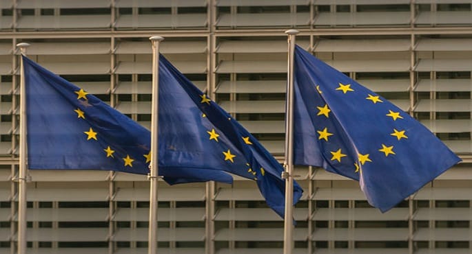 الاتحاد الأوروبي يرفض اتهامات واشنطن بـ "فائض الإنتاج" ويتعهد برد حازم