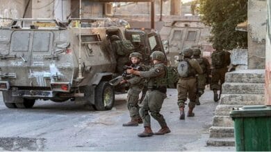 الاحتلال يغلق مداخل بلدات في رام الله ونابلس ويشدد الإجراءات العسكرية