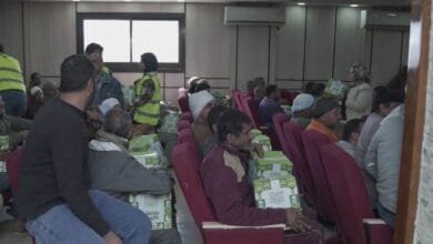 أمين حزب مستقبل وطن بسوهاج يشهد توزيع مواد غذائية على عمال النظافة