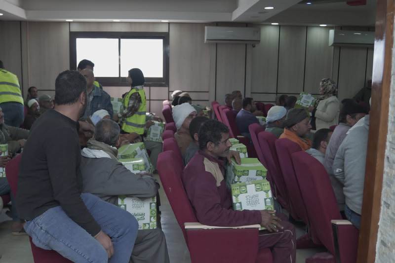 أمين حزب مستقبل وطن بسوهاج يشهد توزيع مواد غذائية على عمال النظافة
