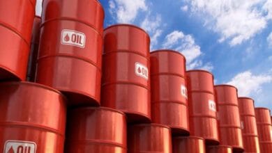 أسعار النفط تتراجع عالميًا وسط تهدئة مخاوف الإمدادات
