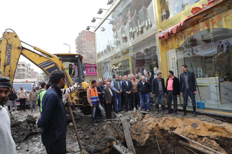 محافظ القاهرة يشرف على إصلاح كسر ماسورة مياه بشبرا وتوفير مياه مجانية للمتضررين