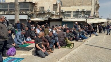 المقدسيون يؤدون صلاة الجمعة الأخيرة من رمضان بالقرب من المسجد الأقصى وسط إغلاق