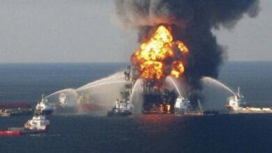 اندلاع حريق بالفجيرة جراء سقوط حطام مسيرة معترضة