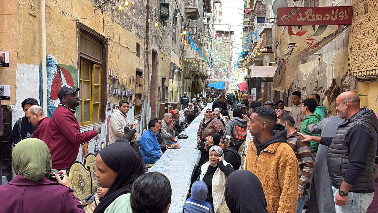 أهالي كوم الدكة بالإسكندرية يجسدون روح التكافل عبر مائدة إفطار جماعية ضخمة