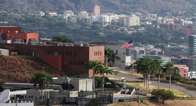 رفع العلم الأمريكي على السفارة في فنزويلا للمرة الأولى منذ 2019