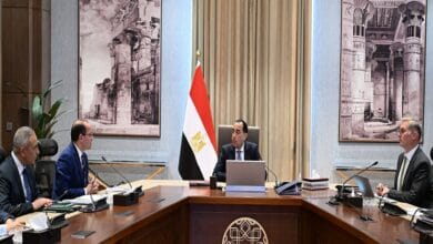 رئيس الوزراء يتابع تأمين الاعتمادات المالية للمواد البترولية