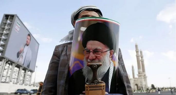 تحليلات حول عدم انخراط الحوثيين في الحرب إلى جانب إيران