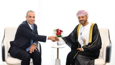 وزير الخارجية يبحث مع نظيره العُماني سبل إنهاء التصعيد العسكري في المنطقة