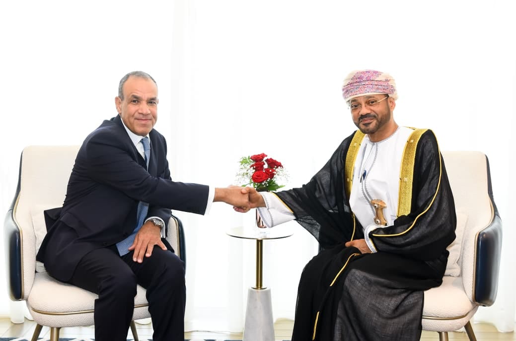 وزير الخارجية يبحث مع نظيره العُماني سبل إنهاء التصعيد العسكري في المنطقة