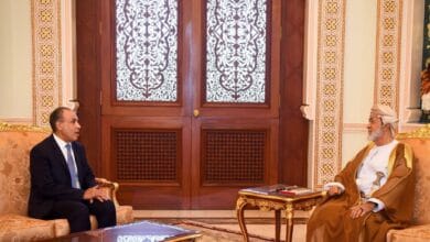 وزير الخارجية ينقل رسالة تضامن إلى سلطنة عُمان ويبحث جهود احتواء التصعيد الإقليمي