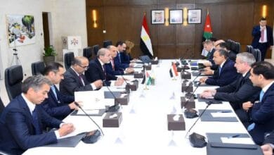 وزير الخارجية المصري يبحث مع نظيره الأردني تداعيات التصعيد العسكري وتضامن مصر مع المملكة