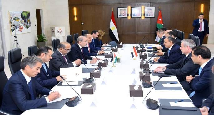 وزير الخارجية المصري يبحث مع نظيره الأردني تداعيات التصعيد العسكري وتضامن مصر مع المملكة