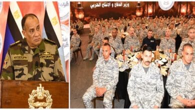 وزير الدفاع يبحث مع مقاتلي القوات الجوية جهود التطوير ويشاركهم الإفطار