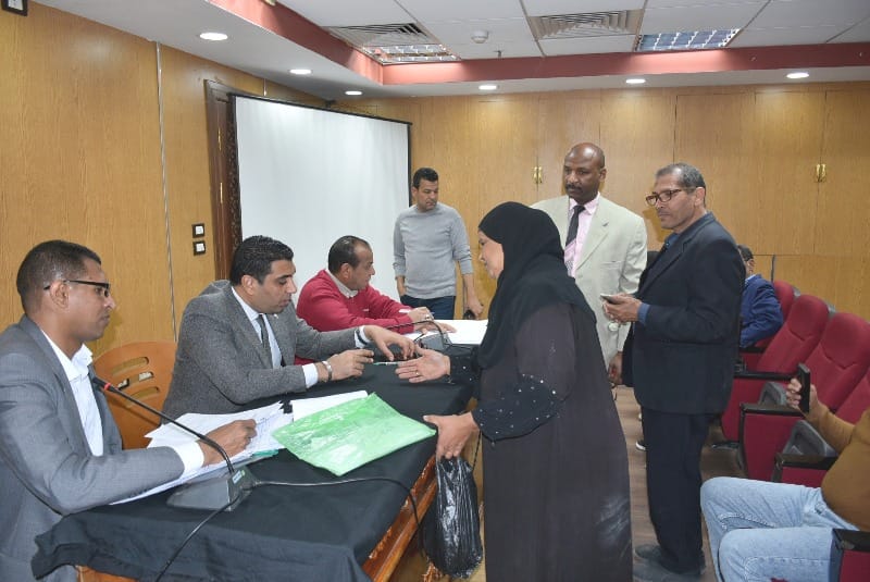 نائب محافظ الأقصر يستعرض طلبات المواطنين في لقاء اليوم المفتوح