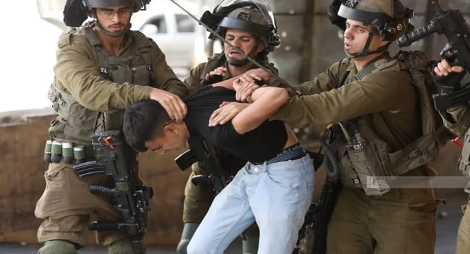 الاحتلال الإسرائيلي يجدد اعتقالات إدارية ويقتحم مخيمات بالقدس وبيت لحم