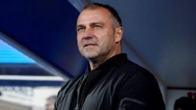 برشلونة يمدد عقد مدربه فليك حتى 2028