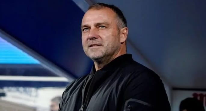 برشلونة يمدد عقد مدربه فليك حتى 2028