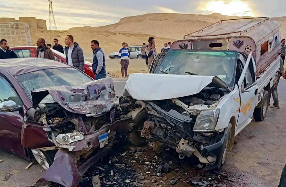 إصابة 3 أشخاص إثر تصادم سيارتين بطريق رأس غارب - الزعفرانة