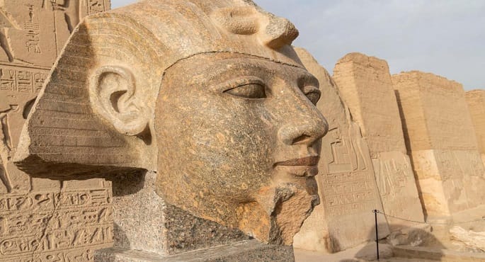 انتهاء أعمال ترميم رأس تمثال الملك رمسيس الثاني بأبيدوس