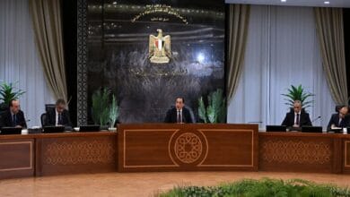 الحكومة تقرر إغلاق المحال والمولات عند 9 مساءً وتدرس تطبيق العمل عن بعد