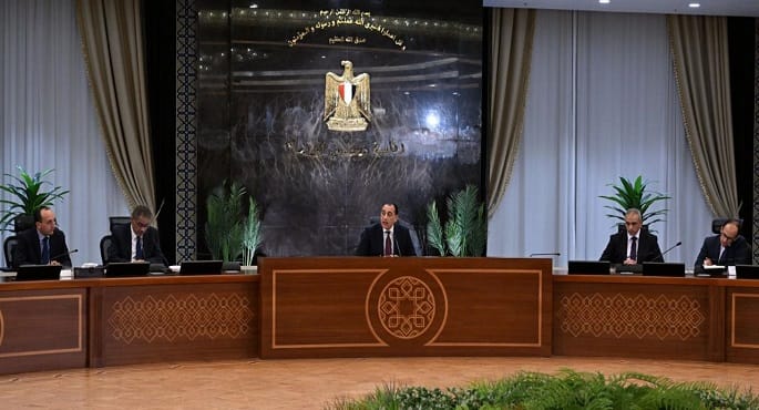 الحكومة تقرر إغلاق المحال والمولات عند 9 مساءً وتدرس تطبيق العمل عن بعد