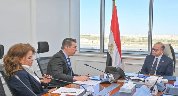 وزير الاستثمار يبحث مع البنك الأوروبي لإعادة الإعمار والتنمية توسيع الشراكة وصناديق الاستثمار