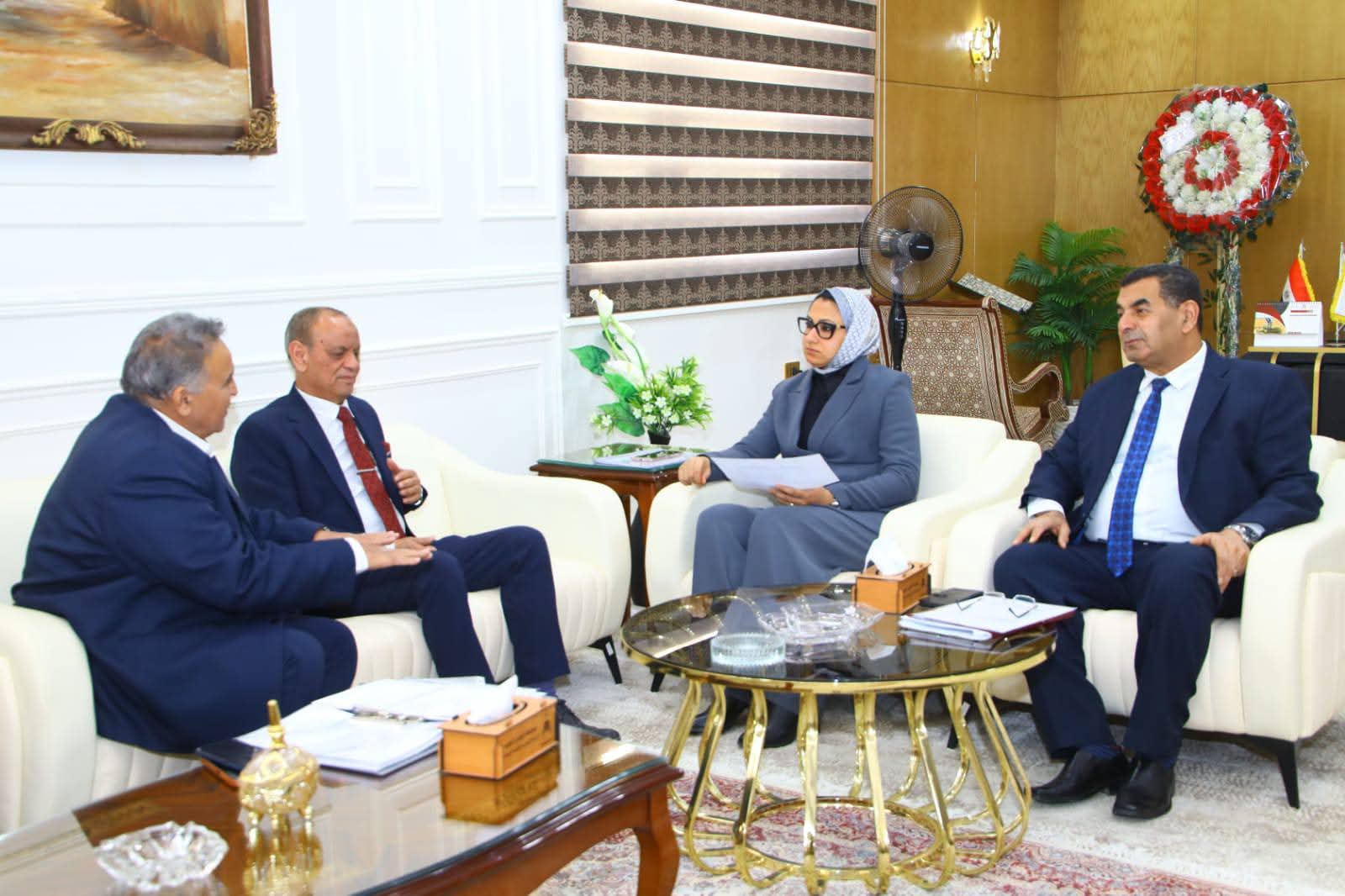 محافظ الوادي الجديد تبحث مع رئيس شركة مياه أسيوط مشروعات التوسع وتطوير الخدمات