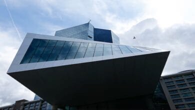 البنك المركزي الأوروبي يبقي على أسعار الفائدة دون تغيير وسط تحذيرات من تداعيات الحرب