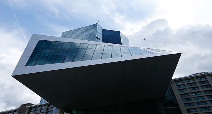 البنك المركزي الأوروبي يبقي على أسعار الفائدة دون تغيير وسط تحذيرات من تداعيات الحرب