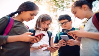 اليونسكو: 60% من دول العالم تحظر الهواتف المحمولة بالمدارس