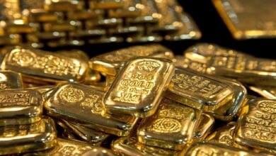 الذهب يتراجع لأدنى مستوى في أكثر من شهر بفعل قوة الدولار وعوائد السندات