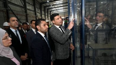 وزير الصناعة يتفقد مصانع زجاج السيارات والألومنيوم ويؤكد دعم الاستثمار الصناعي