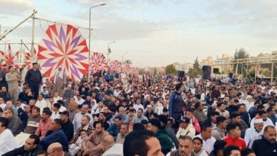 آلاف المصلين يحتفلون بعيد الفطر في مساجد وساحات الجيزة