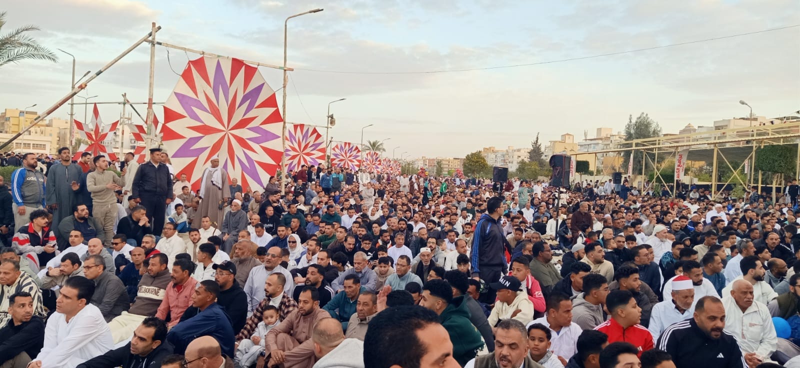آلاف المصلين يحتفلون بعيد الفطر في مساجد وساحات الجيزة