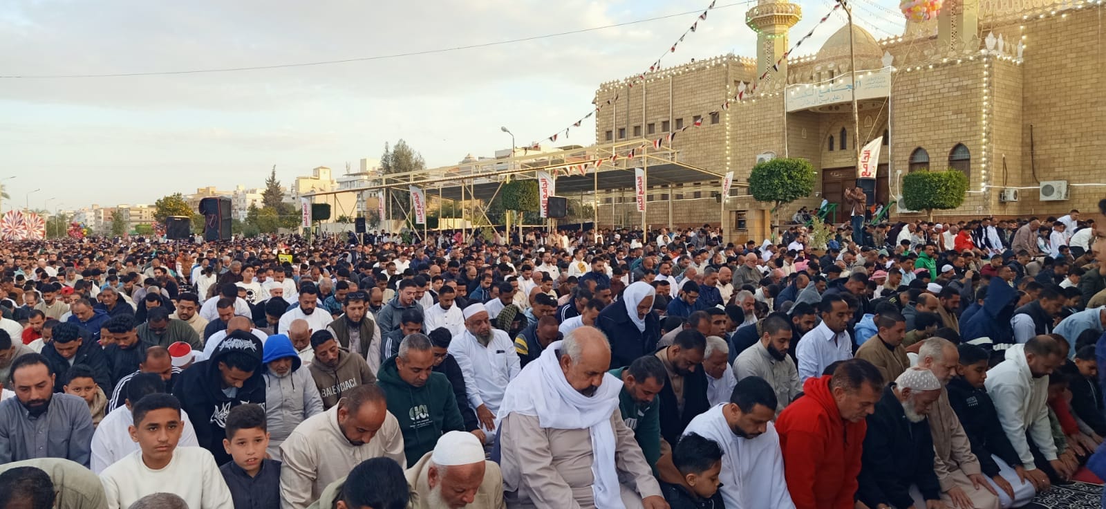 آلاف المواطنين بالسويس يؤدون صلاة عيد الفطر المبارك بساحة علي بن أبي طالب