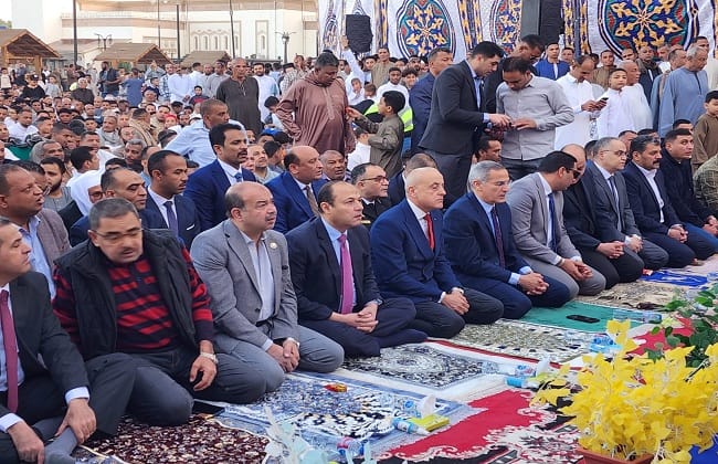آلاف المواطنين يؤدون صلاة عيد الفطر المبارك في الأقصر وسط أجواء احتفالية