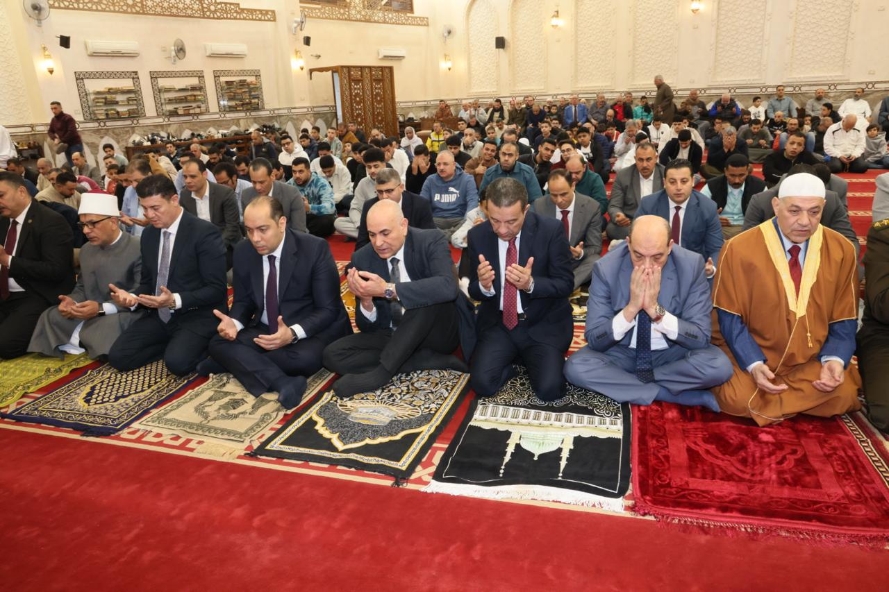 محافظ المنوفية يشارك المواطنين صلاة عيد الفطر بشبين الكوم
