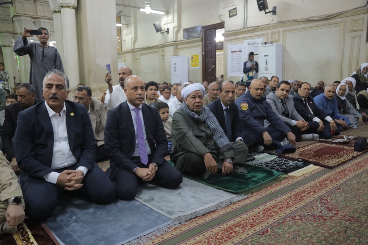 محافظ قنا يؤدي صلاة عيد الفطر المبارك بمسجد سيدي عبدالرحيم القنائي