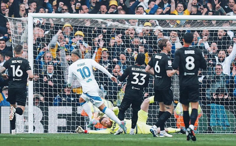 فيفا يسمح لمهاجم ليدز يونايتد باللعب لســورينام قبل الملحق العالمي