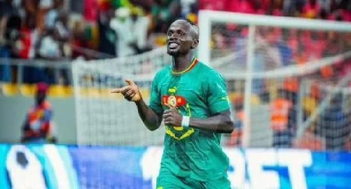 الكاف يطالب ماني بإعادة جائزة الأفضل ويمنحها لدياز وسط أزمة مع السنغال