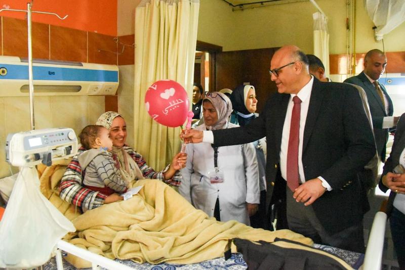 محافظ الإسكندرية يزور مستشفى الأنفوشي للأطفال في أول أيام عيد الفطر