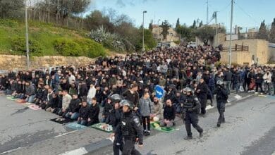 مئات الفلسطينيين يؤدون صلاة العيد في محيط الأقصى تحت قيود الاحتلال