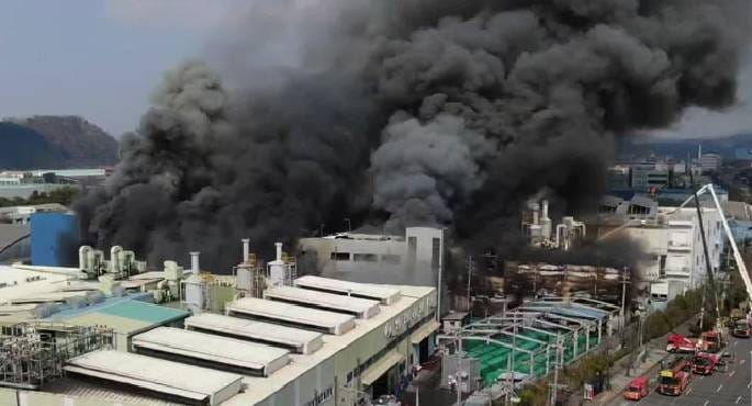 إصابة العشرات في حريق بمصنع لقطع غيار السيارات بكوريا الجنوبية