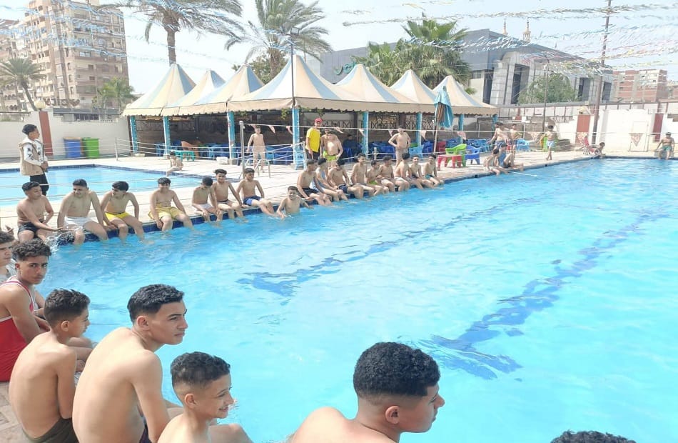 إقبال شبابي كبير على حمام سباحة نادي كفر الشيخ ضمن مبادرة "العيد أحلى"