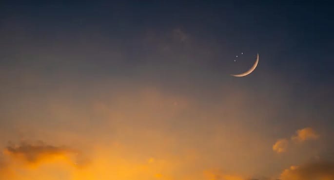 السعودية والإمارات ودول أخرى تعلن أن الجمعة أول أيام عيد الفطر