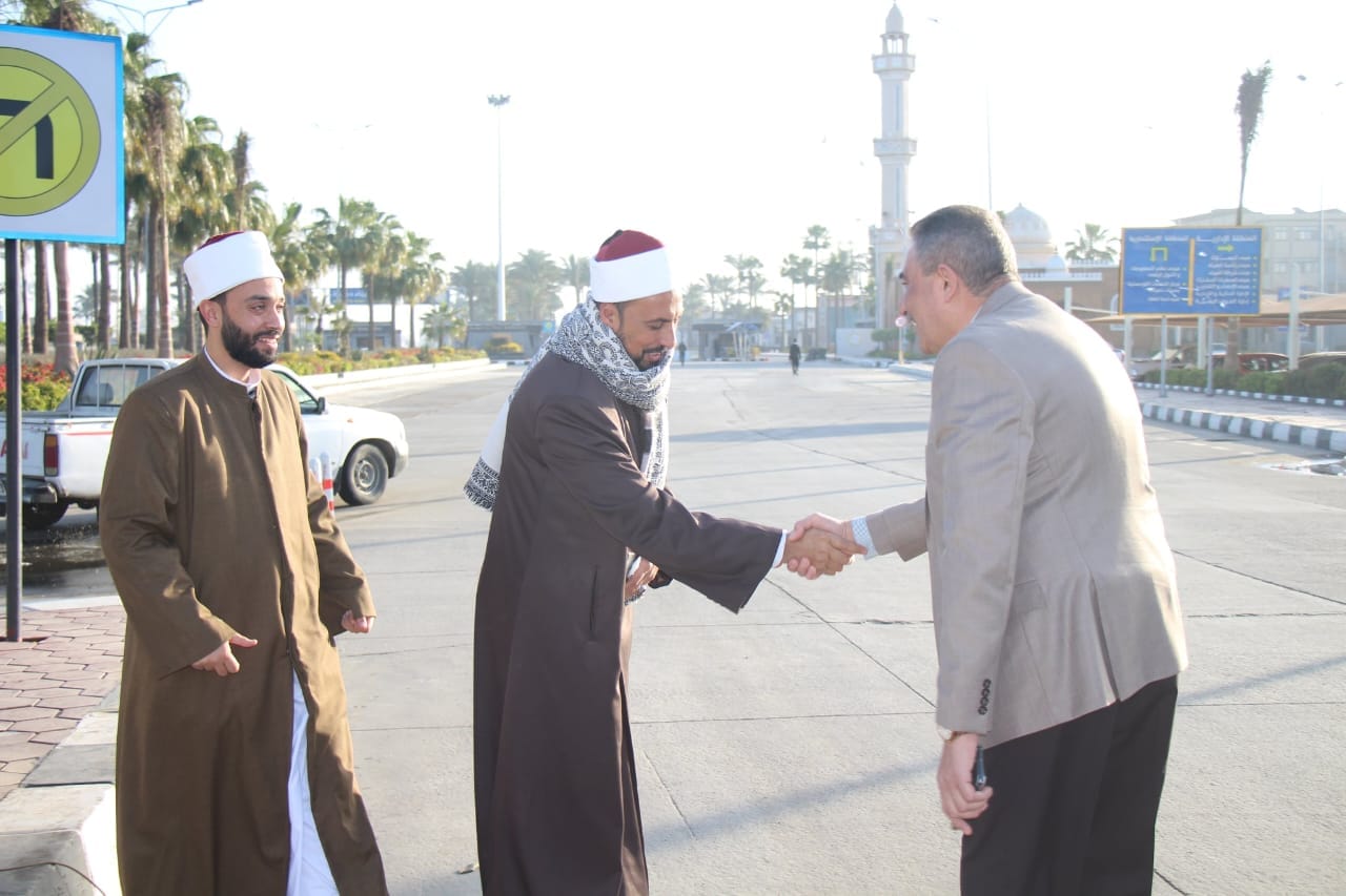 رئيس هيئة ميناء دمياط يتابع انتظام العمل ويُهنئ العاملين بأول أيام عيد الفطر