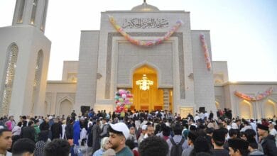 آلاف المصلين يؤدون صلاة عيد الفطر بمسجد العزيز الحكيم وسط تنظيم مميز