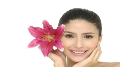 روتين العناية بالبشرة والشعر لإطلالة مشرقة في العيد