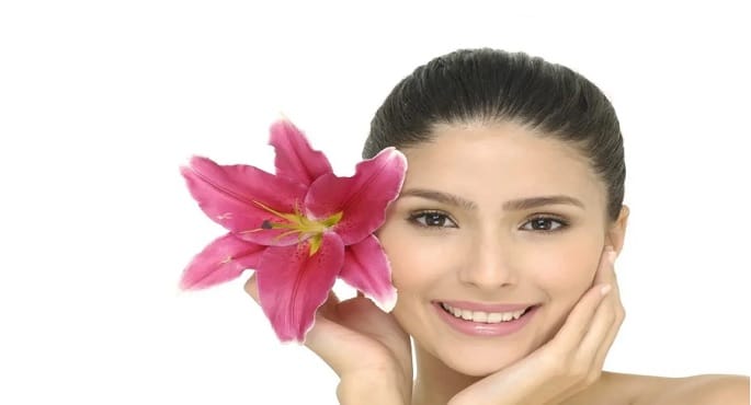 روتين العناية بالبشرة والشعر لإطلالة مشرقة في العيد